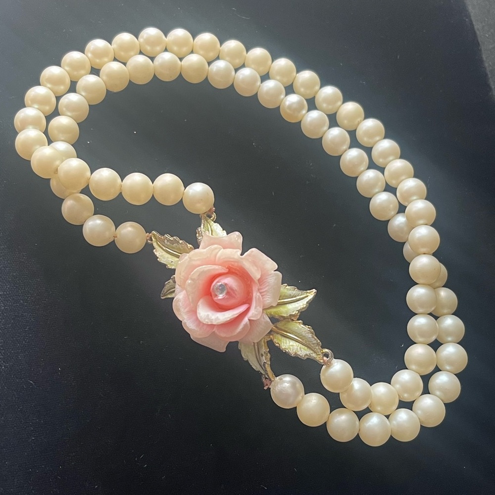 Vintage 1950s faux pearl and floral collar choker necklace lucite